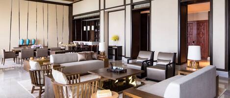 Eine großzügige Lobby mit einer modernen Lounge, einer Bar und einer Rezeption.