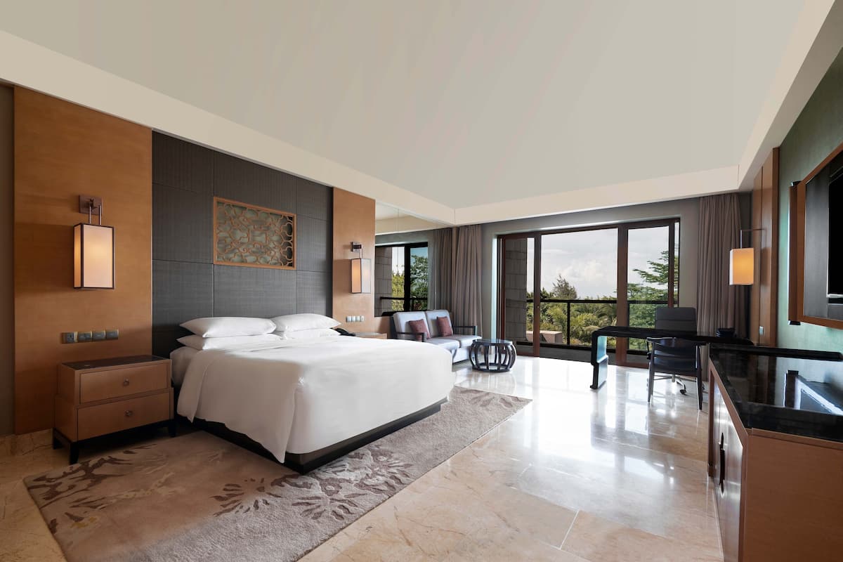 Phòng, 1 giường cỡ king, ban công, quang cảnh vườn | Nệm có lớp đệm bông, minibar, két bảo mật tại phòng, bàn