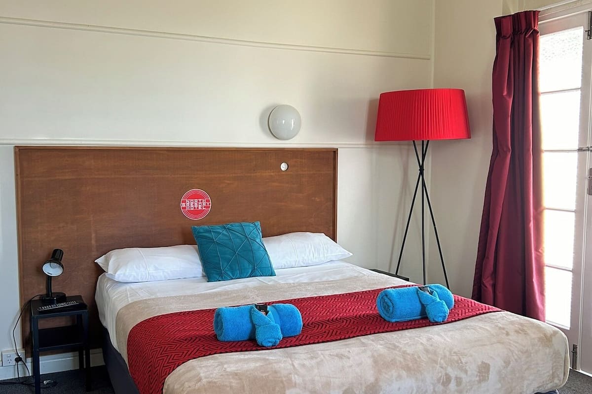Premium-rum - 1 queensize-säng - icke-rökare | Strykjärn/strykbräda, gratis wi-fi och sängkläder