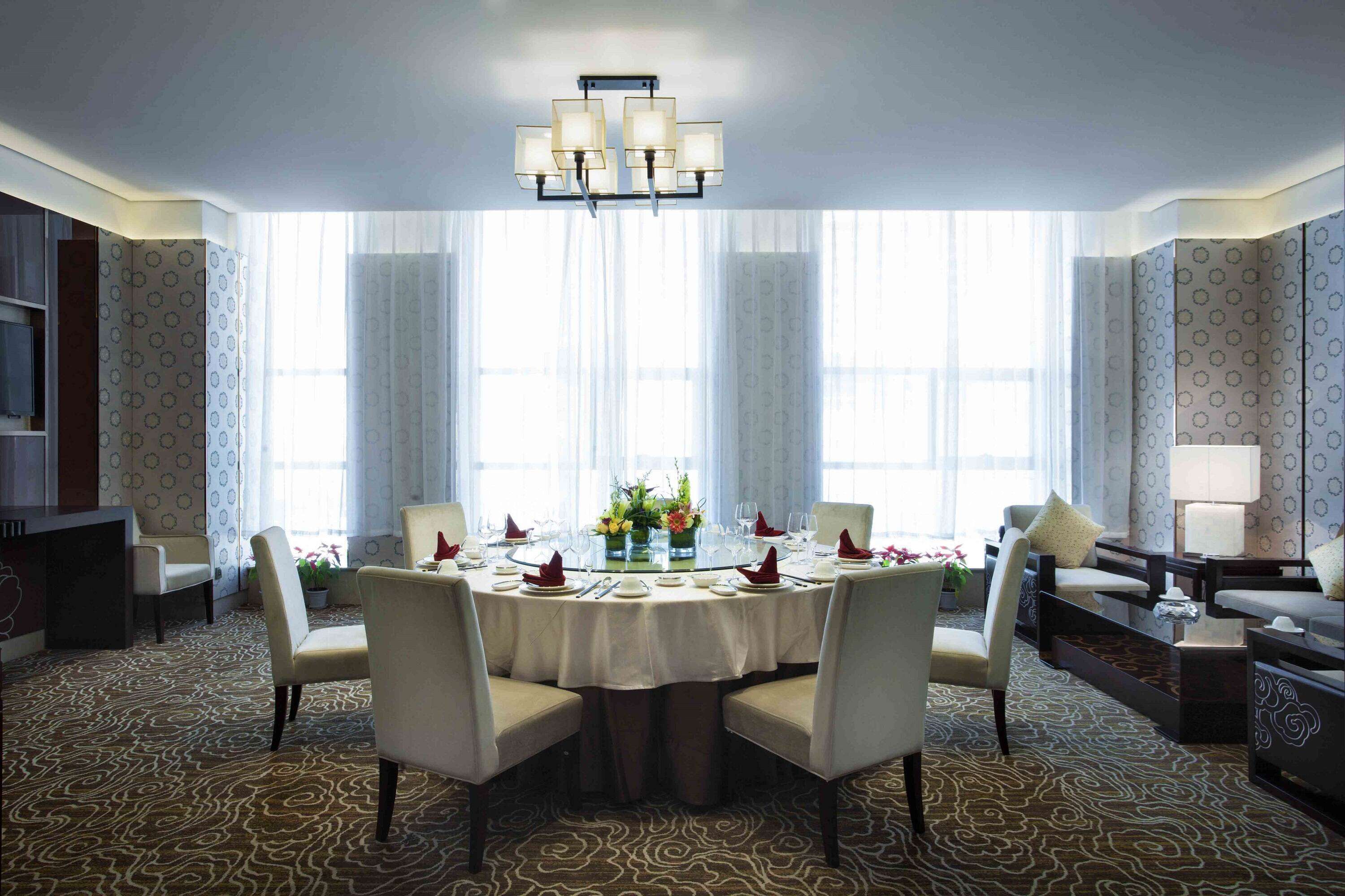 3 间餐厅，供应早餐、午餐和晚餐，中国菜