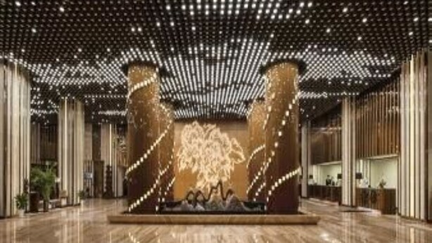 A spacious lobby with a high ceiling, large columns, and a central decorative feature. - Ramada Plaza Xian South (Xi'an)