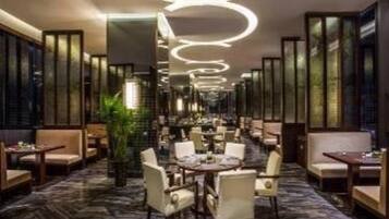 3 restoran; melayani sarapan, makan siang, dan makan malam