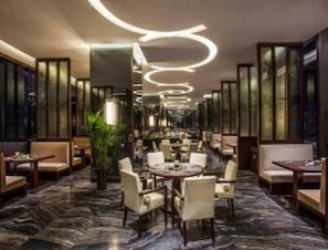 3 restaurantes; se sirven desayunos, almuerzos, cenas y brunches
