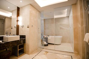Phòng Suite, 1 giường cỡ king, hút thuốc | Phòng tắm | Buồng tắm vòi sen, đồ dùng nhà tắm miễn phí, máy sấy tóc