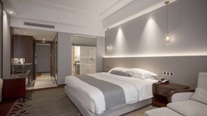Minibar, in-room safe, desk, iron/ironing board - Ramada Suzhou Wujiang (Suzhou)