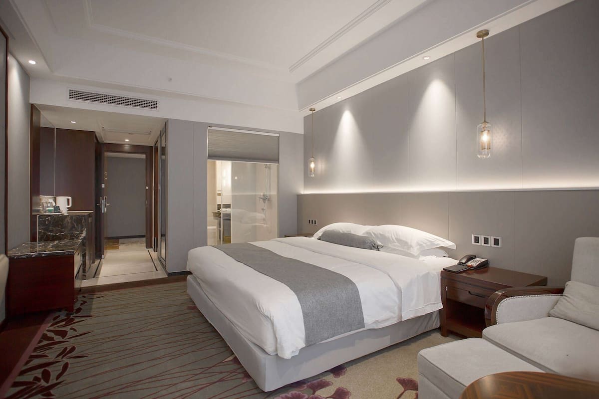 Minibar, odada kasa, masa, ütü/ütü masası