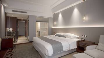 Frigobar, cofres nos quartos, escrivaninha