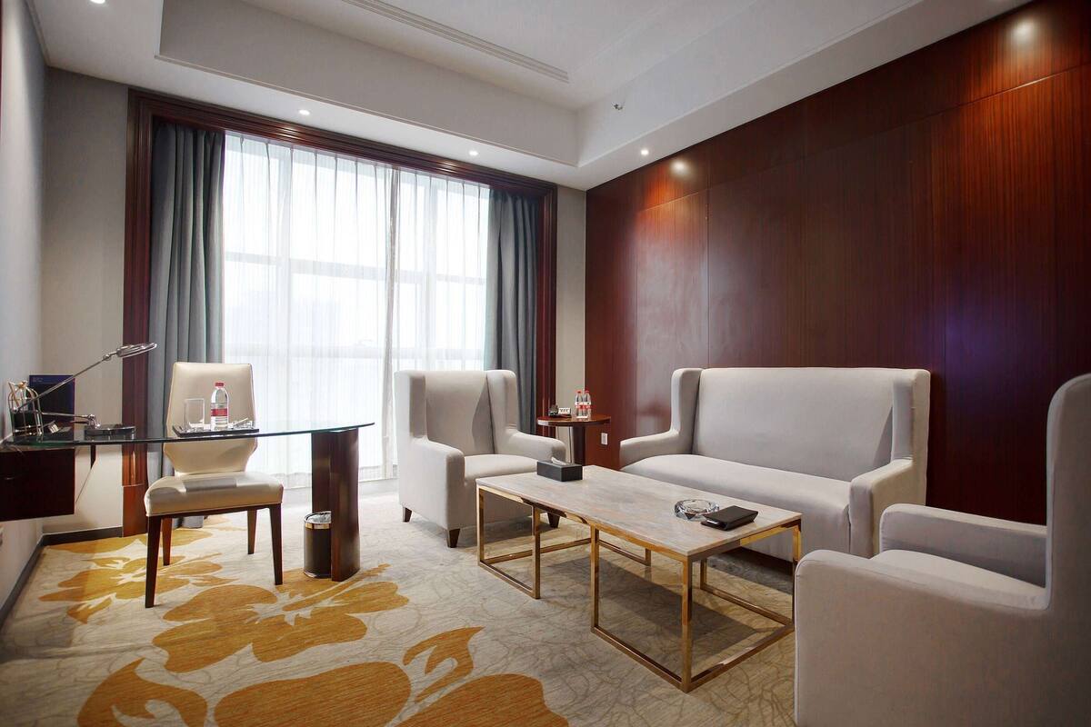 Suite, 1 King Bed, Smoking | Minibar, in-room safe, desk, iron/ironing board