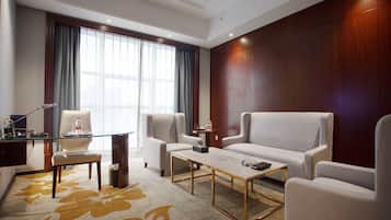 Suíte, 1 cama King, para fumantes | Frigobar, cofres nos quartos, escrivaninha