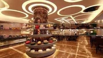 3 restaurants, breakfast, lunch, dinner served; international cuisine