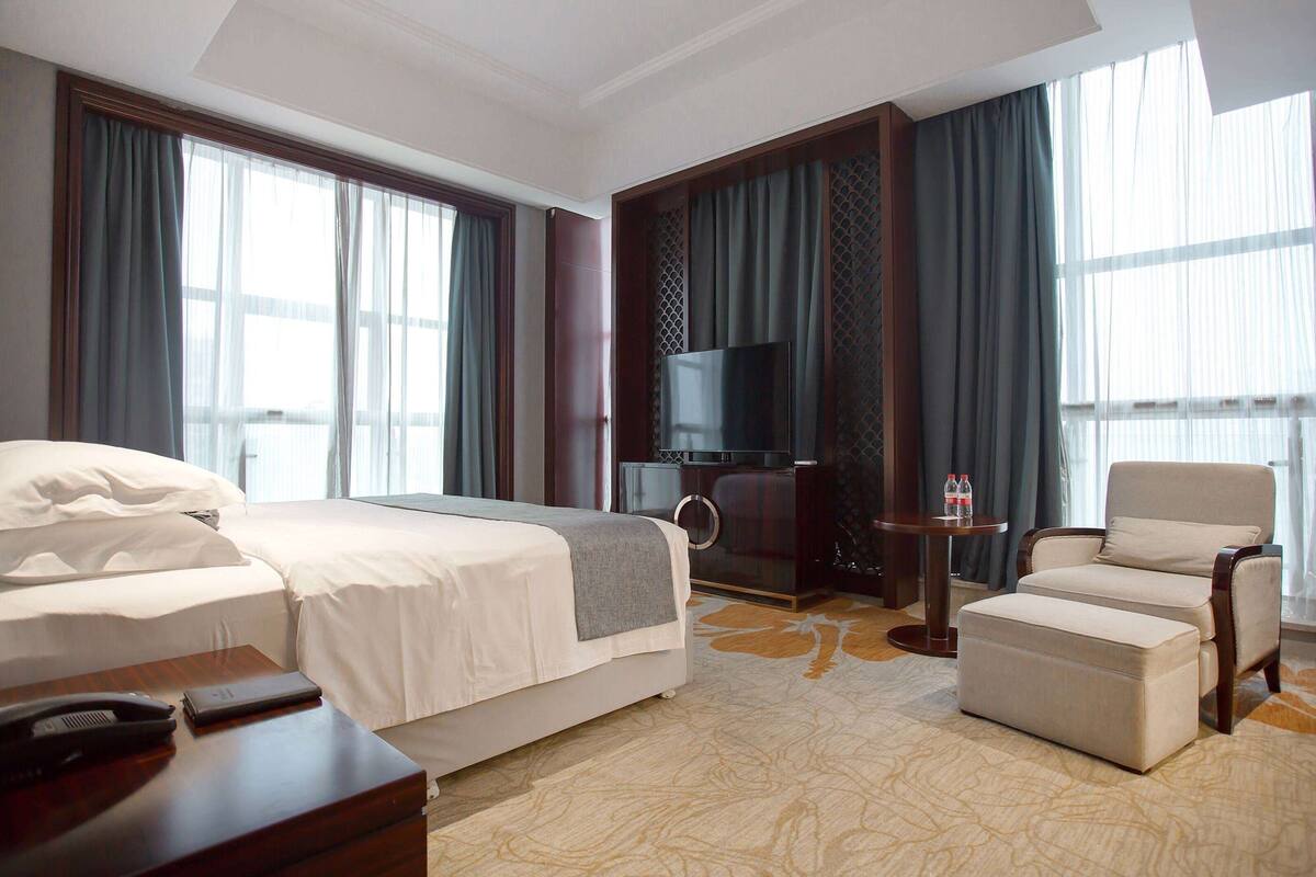 Minibar, in-room safe, desk, iron/ironing board