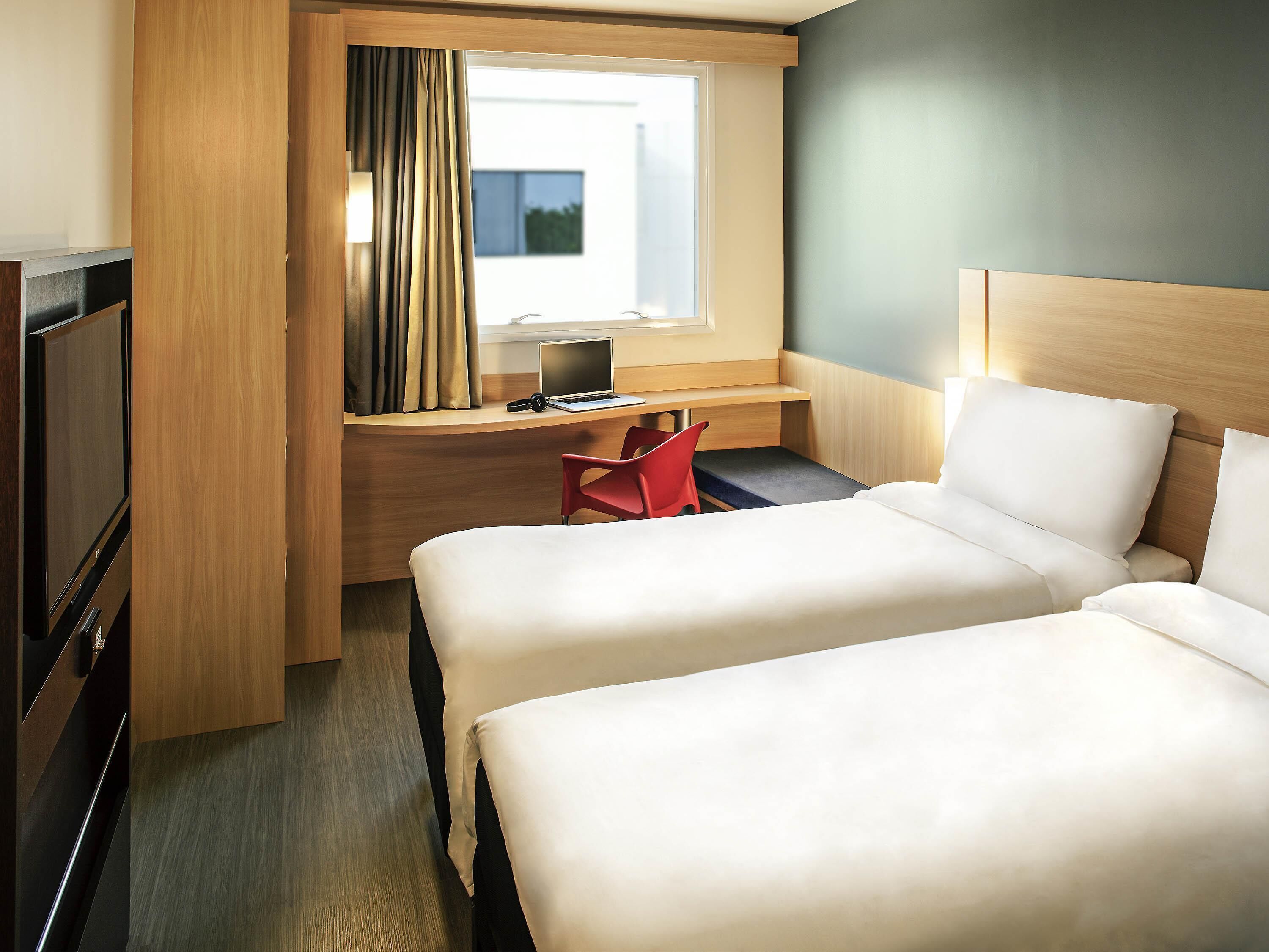 خزنة داخل الغرفة ومكتب وستائر تعتيم وتجهيزات عازلة للصوت