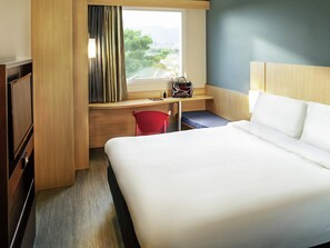 Cofres nos quartos, escrivaninha, cortinas blackout