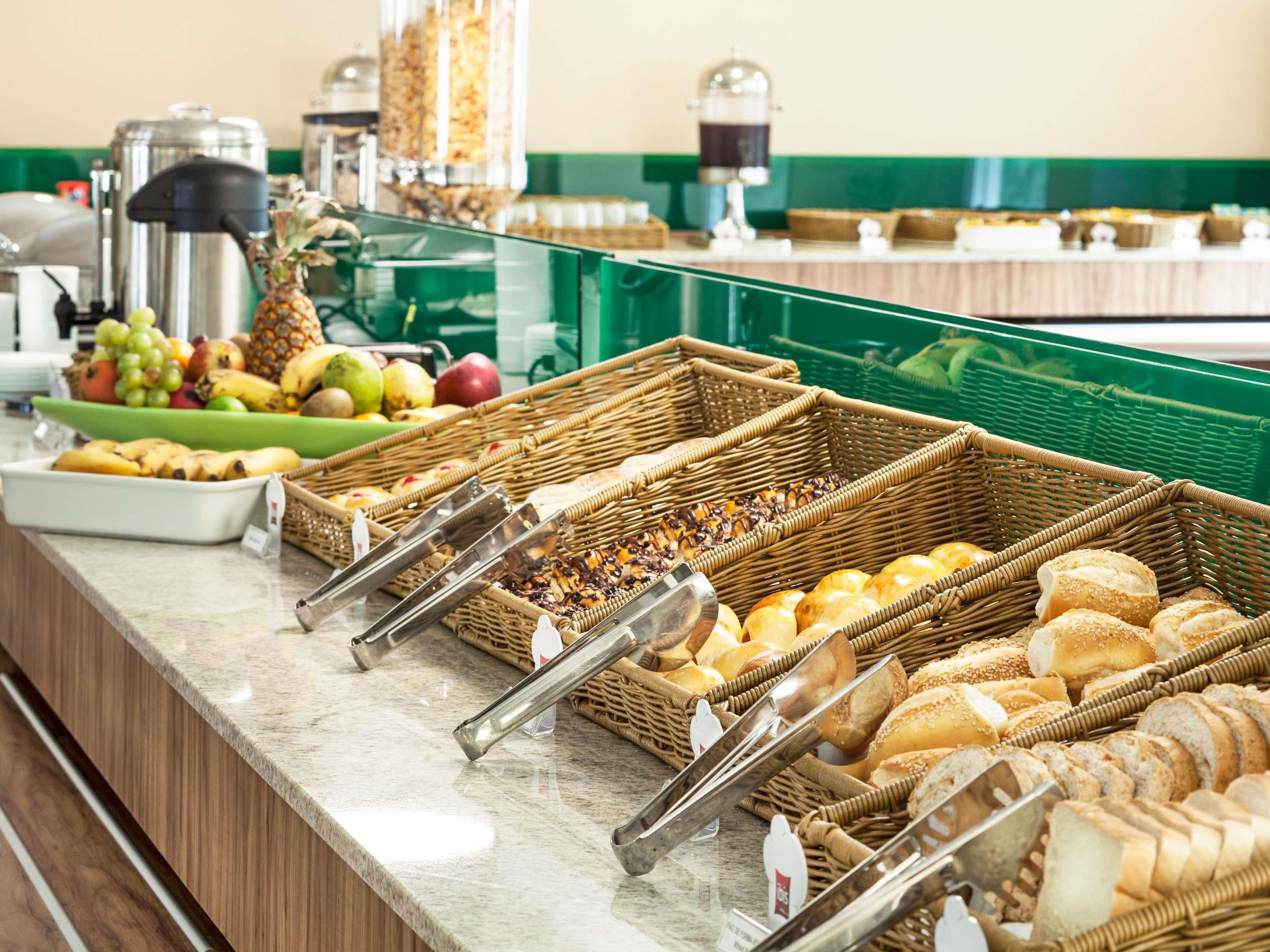 Ein reichhaltiges Buffet mit verschiedenen Speisen und Körben.