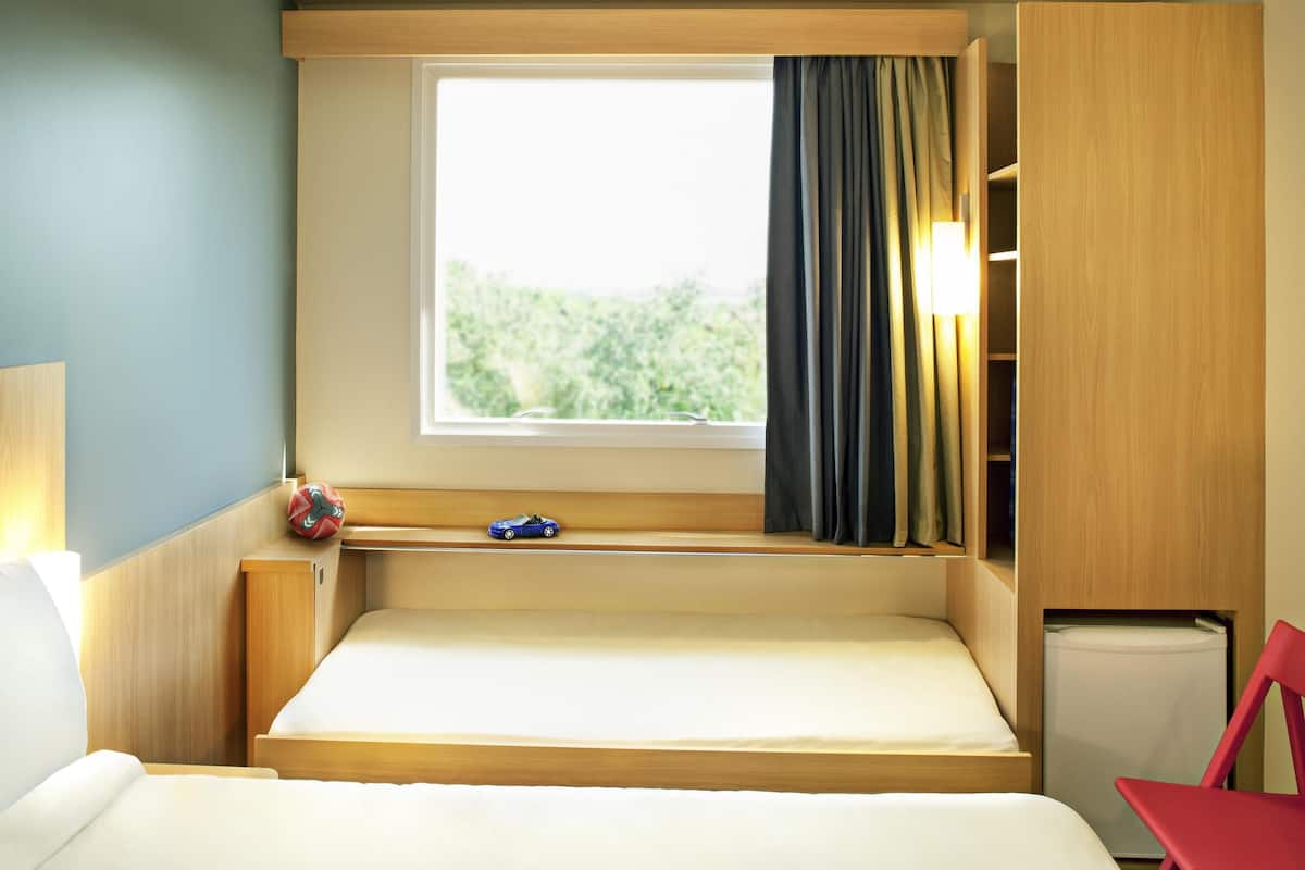 Quarto standard, várias camas | Cofres nos quartos, escrivaninha, cortinas blackout