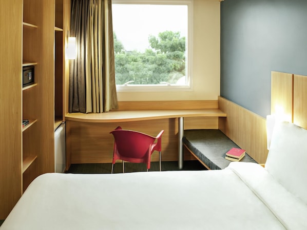 Standard Room, 1 Double Bed | In-room safe, desk, blackout curtains, soundproofing