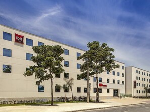 A modern hotel building with multiple windows and a prominent 'ibis' sign. - Ibis Rio de Janeiro Parque Olimpico (Rio de Janeiro)