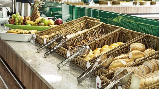 A buffet with various food items and utensils. - Ibis Rio de Janeiro Parque Olimpico (Rio de Janeiro)