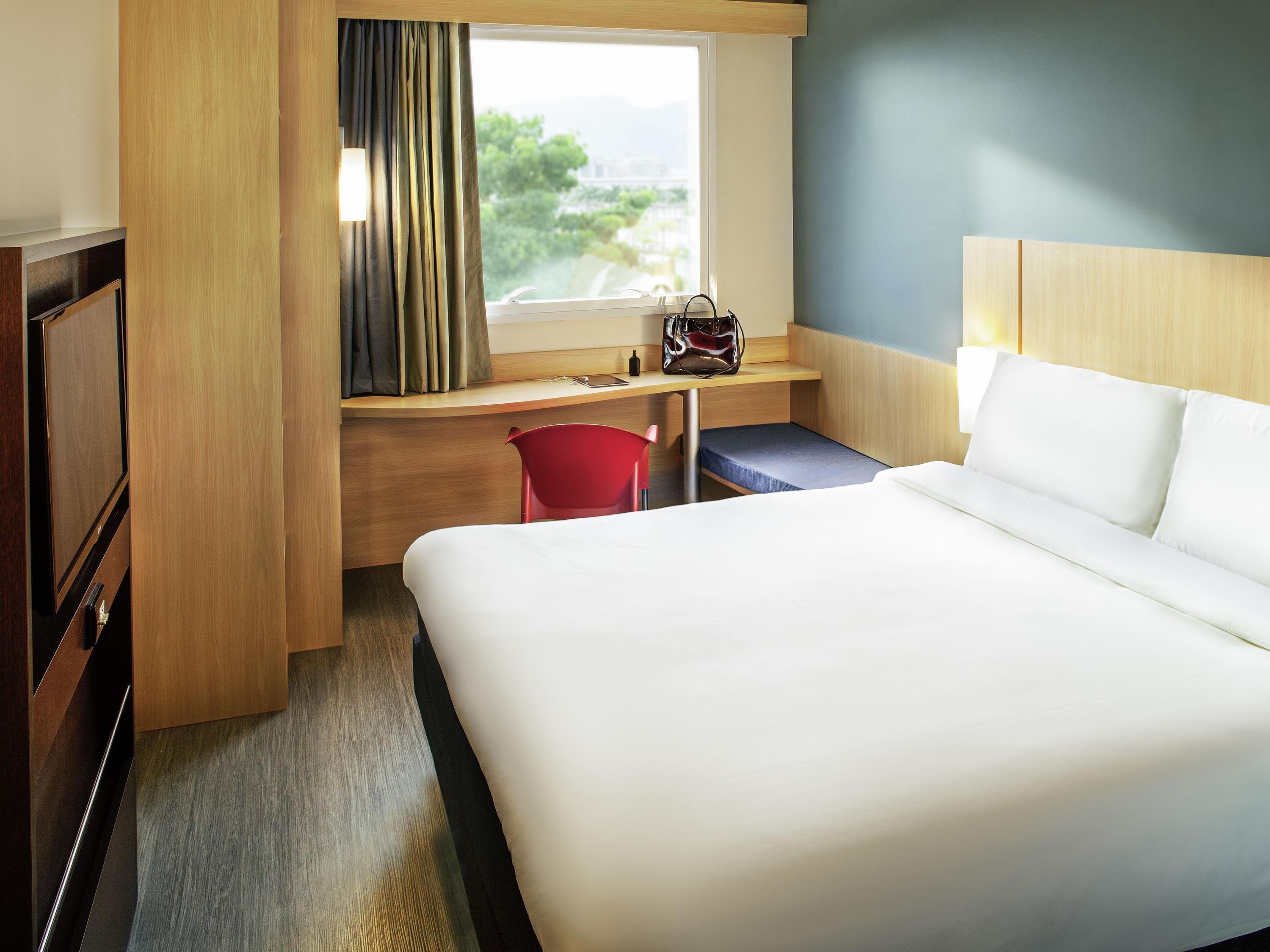 Standard Room, 1 Double Bed | In-room safe, desk, blackout drapes, soundproofing