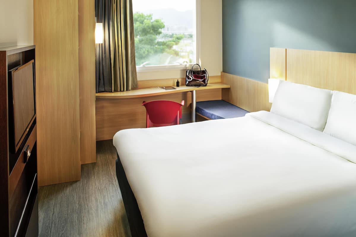 خزنة داخل الغرفة ومكتب وستائر تعتيم وتجهيزات عازلة للصوت