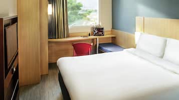 Standard Room, 1 Double Bed | In-room safe, desk, blackout drapes, soundproofing