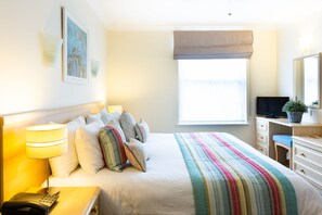 Premium bedding, in-room safe, laptop workspace, blackout drapes - SACO Jersey Merlin House (St. Helier)