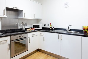One Bedroom Apartment | Private kitchen | Full-size fridge, microwave, oven, stovetop - SACO Jersey Merlin House (St. Helier)