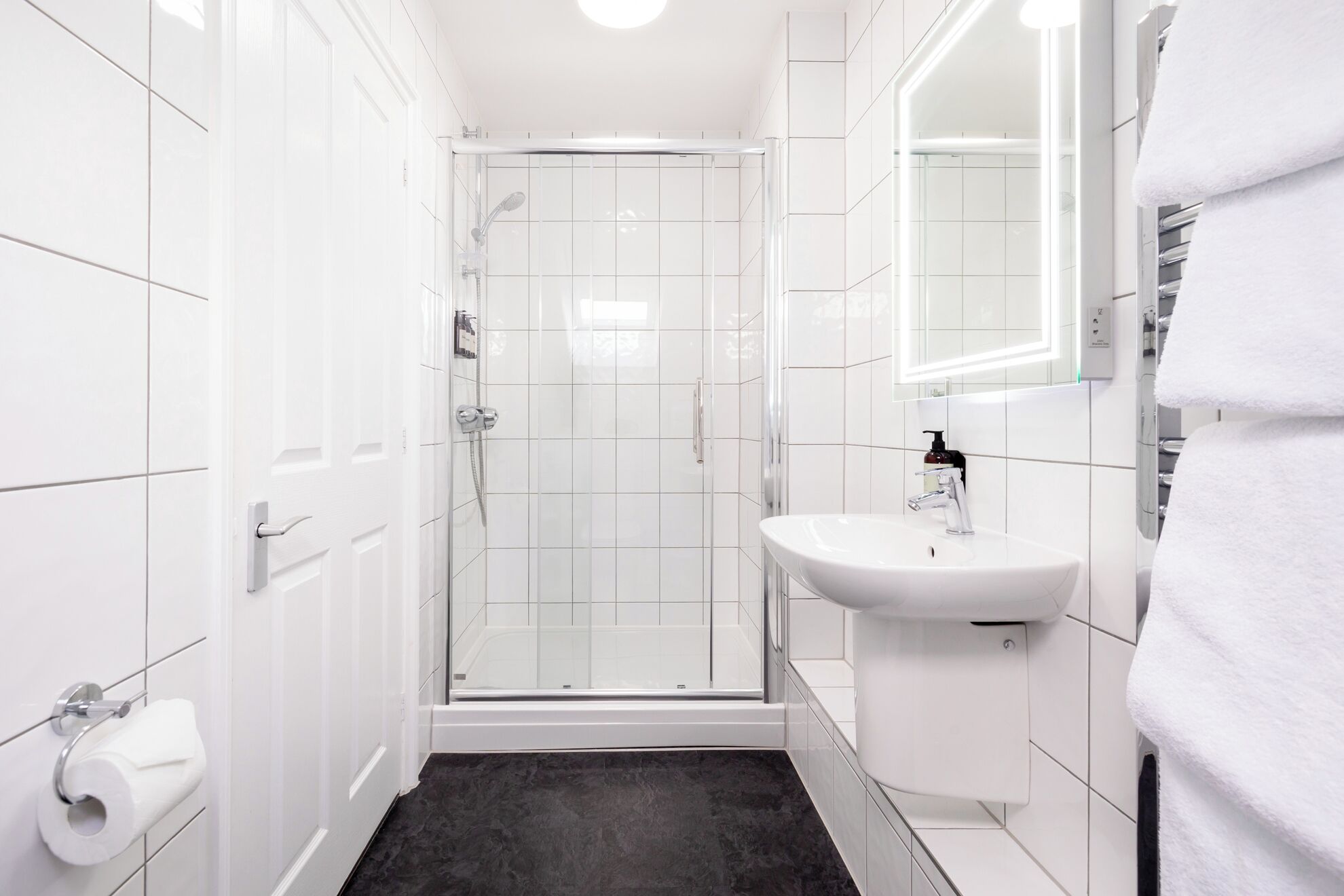 Two Bedroom Apartment (Sofa Bed) | Badezimmer | Dusche, Designer-Toilettenartikel, Haartrockner, Handtücher