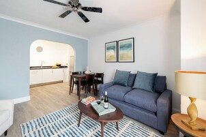 One Bedroom Apartment (with Sofa Bed) | Zona de estar | Televisión de pantalla plana de 32 pulgadas con canales por satélite