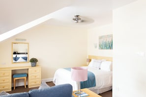 Studio Apartment | Premium bedding, in-room safe, laptop workspace, blackout drapes - SACO Jersey Merlin House (St. Helier)