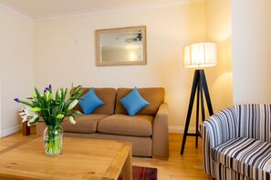 32-inch flat-screen TV with satellite channels, TV - SACO Jersey Merlin House (St. Helier)