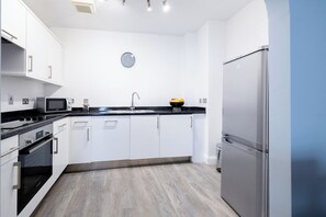 One Bedroom Apartment (with Sofa Bed) | Private kitchen | Full-size fridge, microwave, oven, stovetop - SACO Jersey Merlin House (St. Helier)