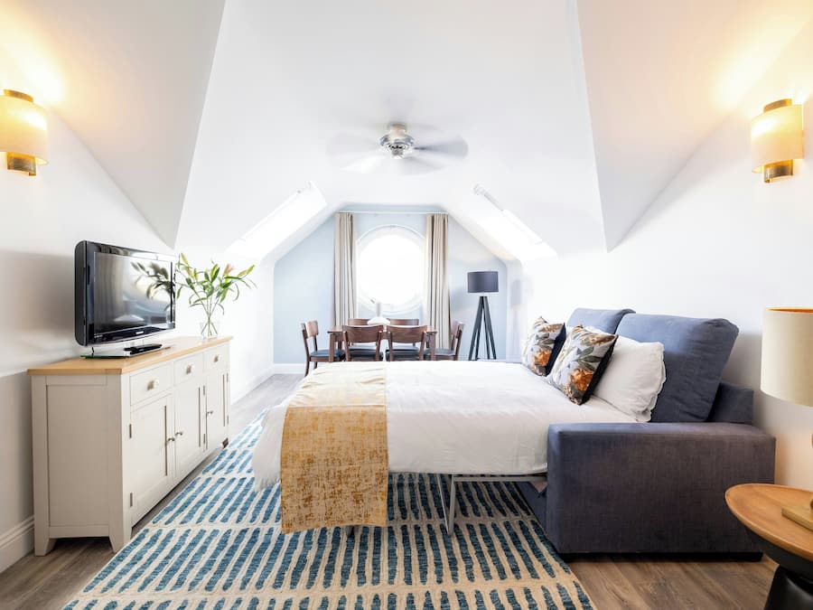 Premium bedding, in-room safe, laptop workspace, blackout curtains