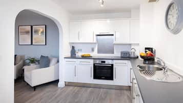 Two Bedroom Apartment (Sofa Bed) | Eget kök | Stort kylskåp, mikrovågsugn, ugn och spishäll