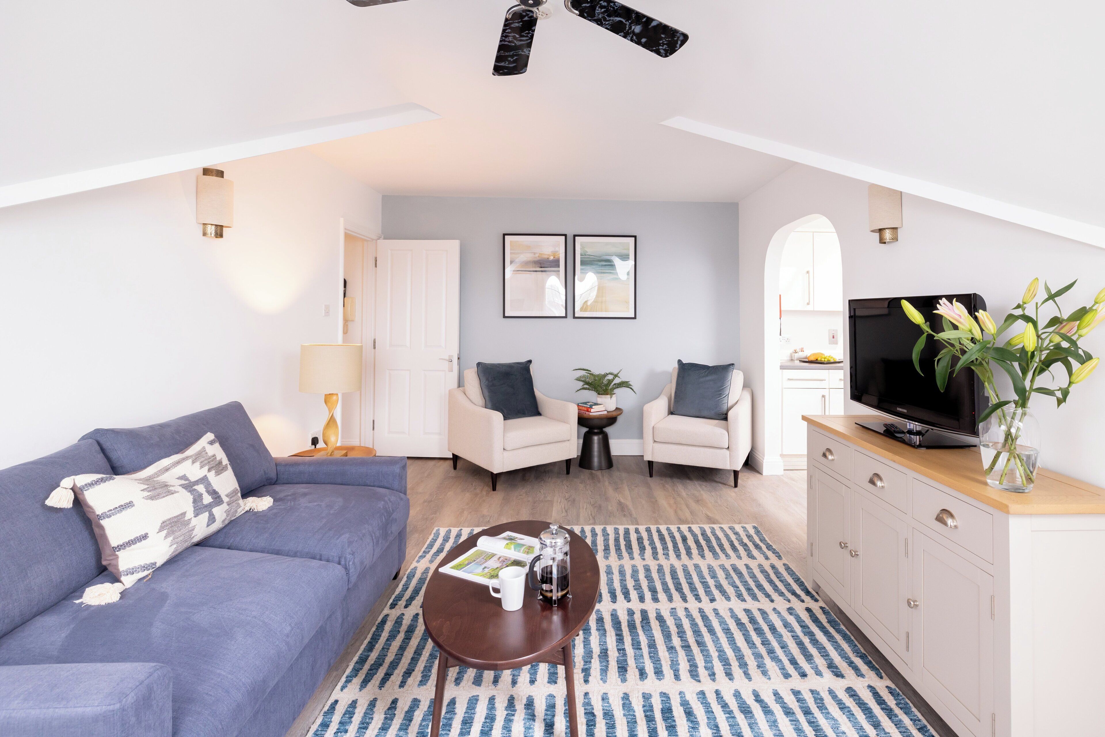 스탠다드 펜트하우스, 침실 2개 | 거실 | 위성 채널 시청이 가능한 32인치 평면 TV, TV