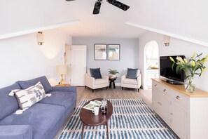 Standaard penthouse, 2 slaapkamers | Woonkamer | Een 32-inch flatscreentelevisie met satellietzenders en televisie