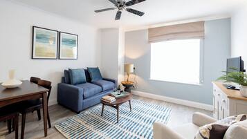 One Bedroom Apartment (with Sofa Bed) | Aire de séjour | Téléviseur à écran plat de 32 po avec télévision par satellite