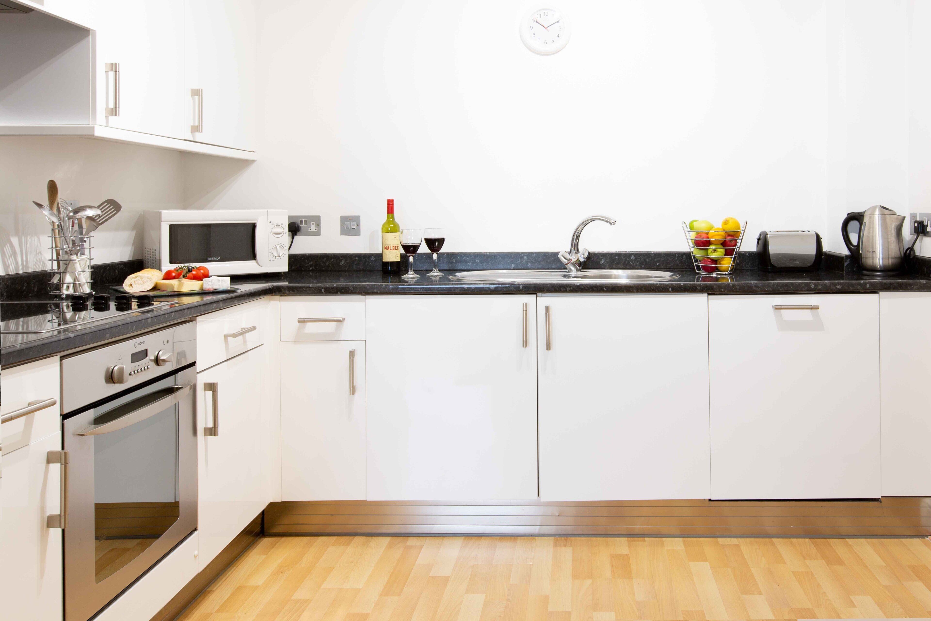 Full-size fridge, microwave, oven, stovetop