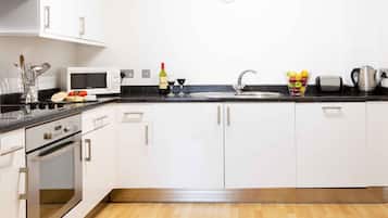Full-size fridge, microwave, oven, stovetop