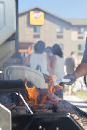 Outdoor dining - Welcome Suites Minot (Minot)