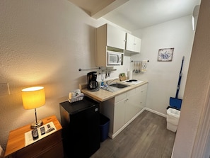 Suite, 2 Queen Beds, Ocean View | Private kitchen