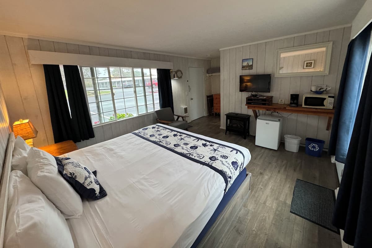 Standard Room, 1 King Bed, Mountain View, Ground Floor | Premium bedding, free WiFi, bed sheets