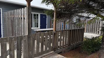 Standard Room, 1 King Bed, Mountain View, Ground Floor | Terrace/patio