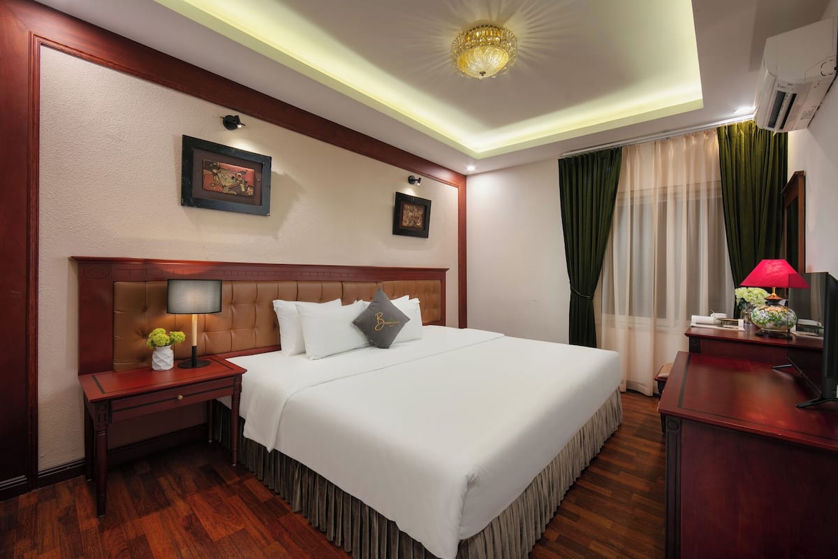 Deluxe Room | Premium bedding, minibar, desk, laptop workspace