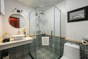 Shower, rainfall showerhead, free toiletries, hair dryer