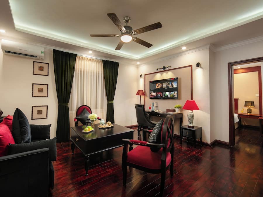 Quarto presidencial | Área de estar | Smart TV, lareira