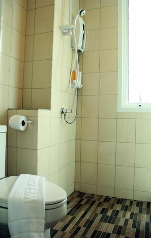 Shower, free toiletries, slippers, towels - Cheeky Monkey's Samui (Koh Samui)