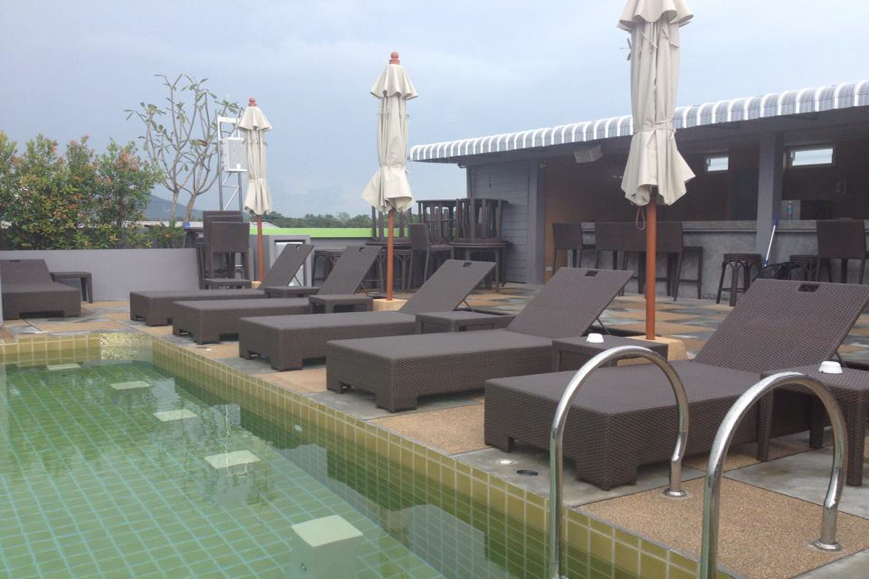 outdoor pool, open 7:00 am to 6:00 pm, pool loungers