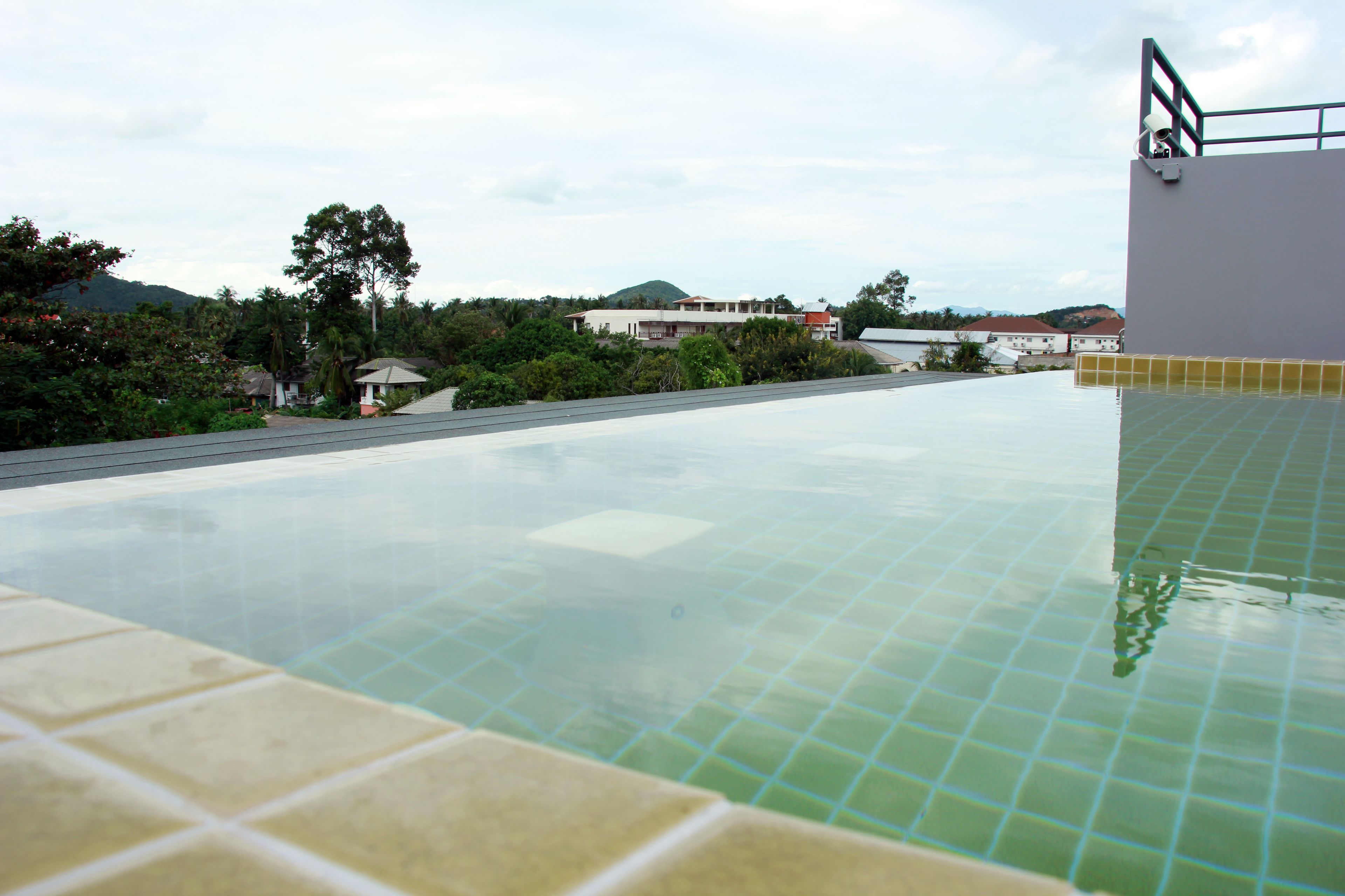 outdoor pool, open 7:00 am to 6:00 pm, pool loungers