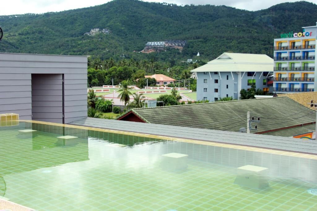 outdoor pool, open 7:00 am to 6:00 pm, pool loungers